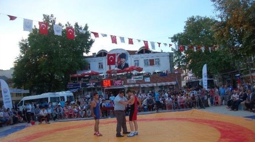 G&uuml;r, Başarılı G&uuml;reş&ccedil;ileri Tebrik Etti