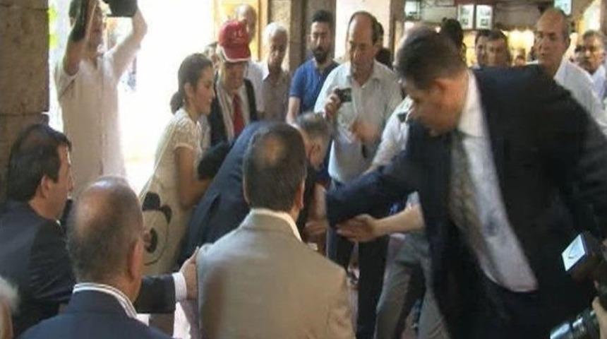 D&uuml;şme Tehlikesi Atlatan İhsanoğlu&rsquo;nu Korumaları Kurtardı