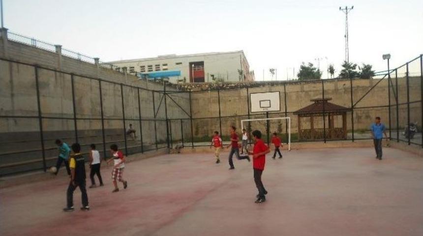 Oru&ccedil; Tutan &Ccedil;ocukların Futbol Keyfi