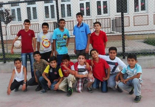 Oru&ccedil; Tutan &Ccedil;ocukların Futbol Keyfi 1