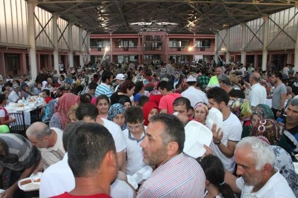 G&uuml;l&uuml;&ccedil; Belediyesi Halka İftar Verdi