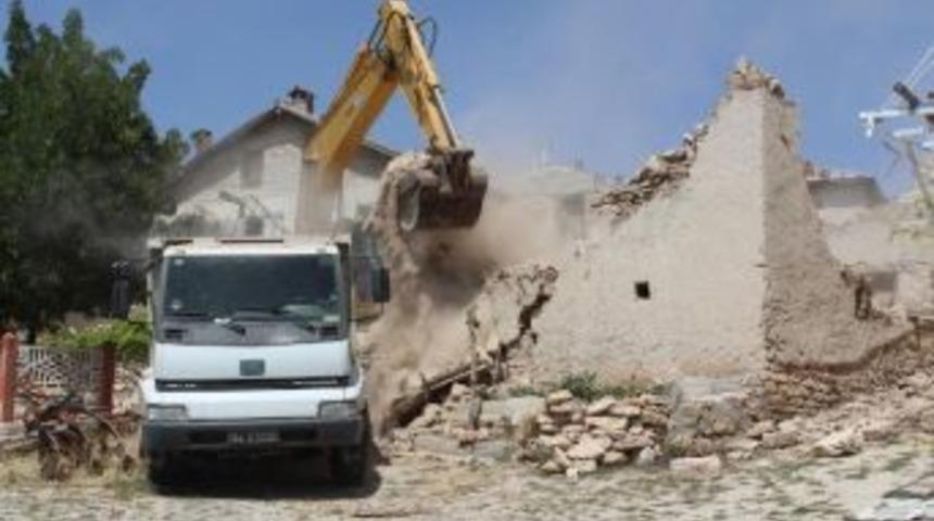 Beyşehir&rsquo;de Metruk Yapılar Yıkılıyor