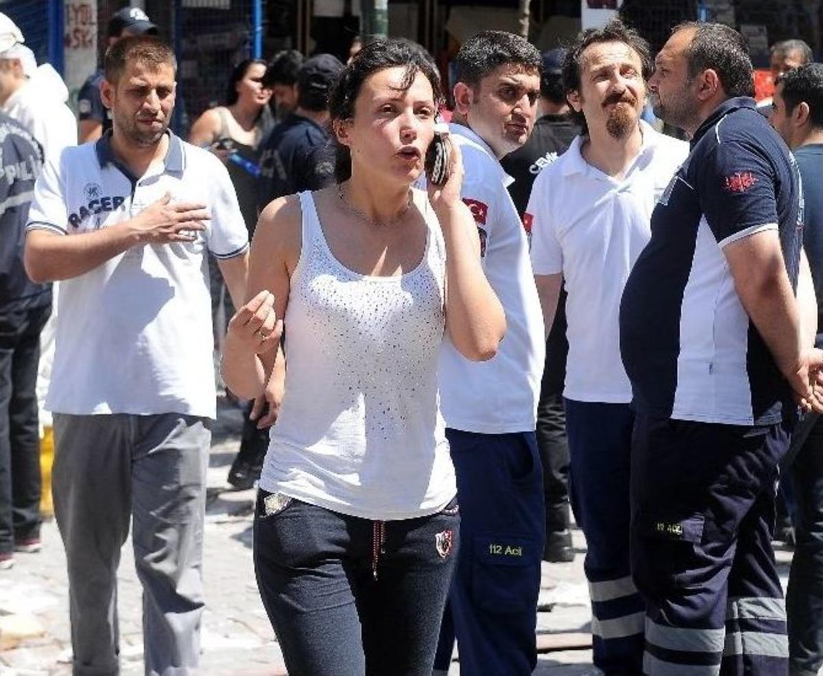 Patlayan Binada G&ouml;zyaşları İ&ccedil;inde Yakınlarını Arıyorlar