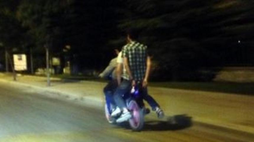 Afyonkarahisar&rsquo;da Tehlikeli Motosiklet Yolculuğu