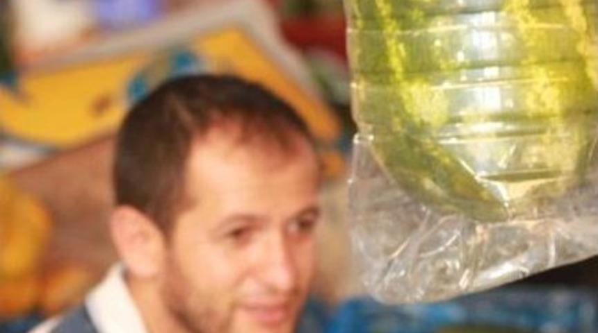 Plastik Şişe İ&ccedil;erisinde Karpuz Yetiştiriyor