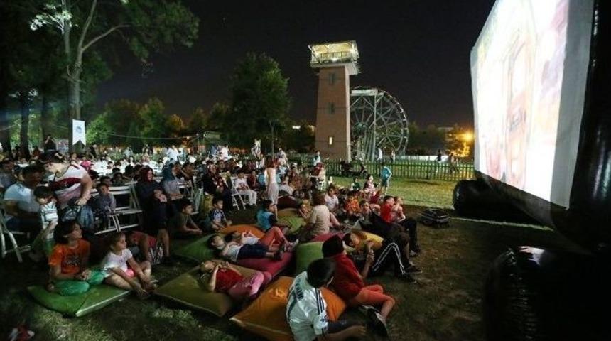 Miniklerin A&ccedil;ık Havada Sinema Keyfi