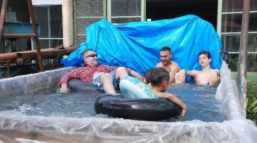 Havuza D&ouml;n&uuml;şt&uuml;r&uuml;len Kamyonet Kasasında Serinlik