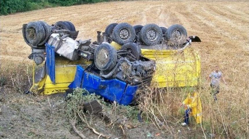 40 Ton K&ouml;m&uuml;r Tozu Y&uuml;kl&uuml; Tır Şarampole Devrildi: 1 Yaralı