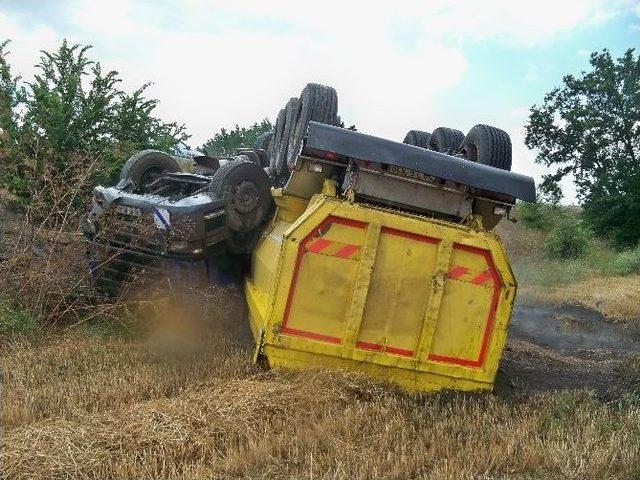 40 Ton Kömür Tozu Yüklü Tır Şarampole Devrildi: 1 Yaralı