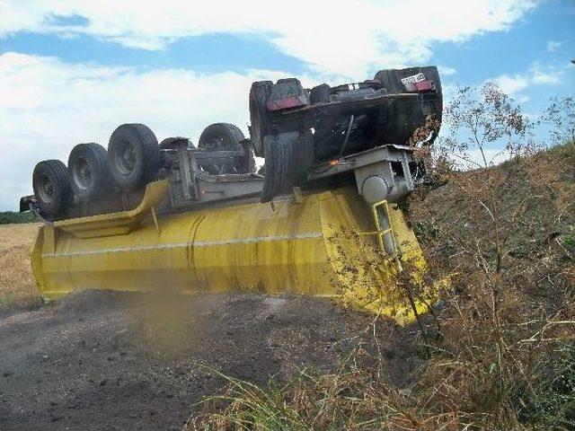 40 Ton Kömür Tozu Yüklü Tır Şarampole Devrildi: 1 Yaralı