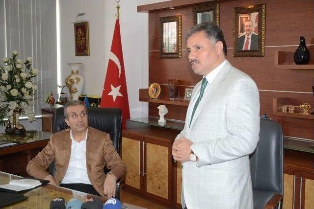 Bakan Eker, Malatya Büyükşehir Belediyesi'ni Ziyaret Etti