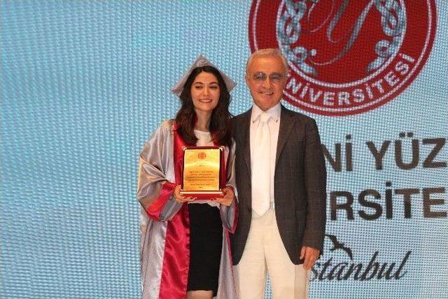 Yeni Y&uuml;zyıl &Uuml;niversitesi İlk Lisans Mezunlarını Verdi 2