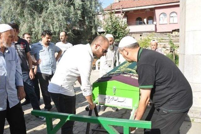 Yaşlı Çiftin Tabutunu Torunu Canberk Taşıdı 1