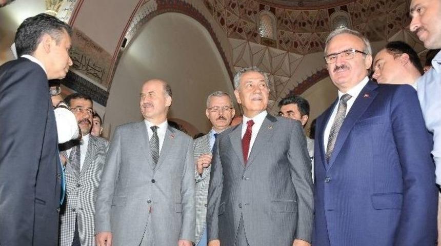 Arın&ccedil;: "aynı Kişiler Tarafından Desteklenen Cumhurbaşkanı Adayı T&uuml;rbe Ziyaretlerinde Bulunuyor"