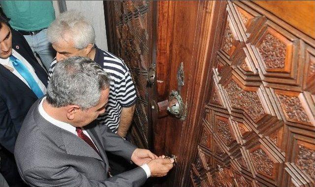 Arınç: "aynı Kişiler Tarafından Desteklenen Cumhurbaşkanı Adayı Türbe Ziyaretlerinde Bulunuyor" 1