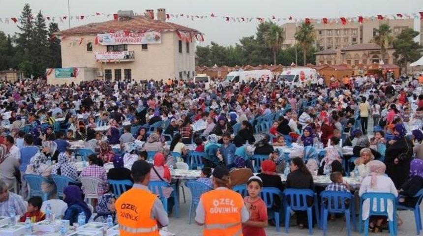 Bakan İslam, İftar Sofrasında Kucağında Bebekle Dua Etti