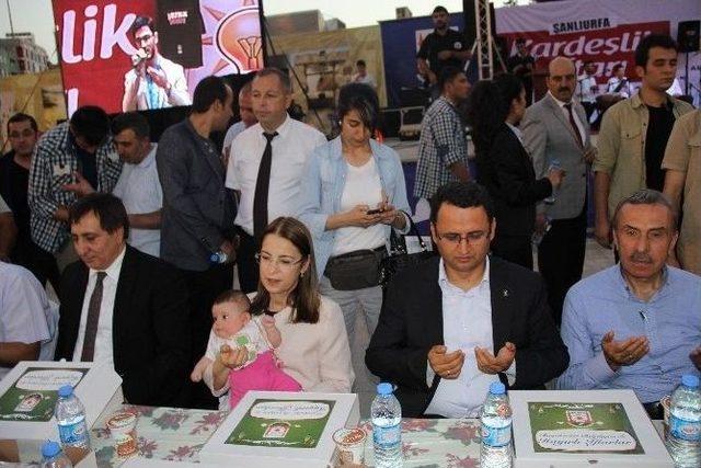 Bakan İslam, İftar Sofrasında Kucağında Bebekle Dua Etti 1