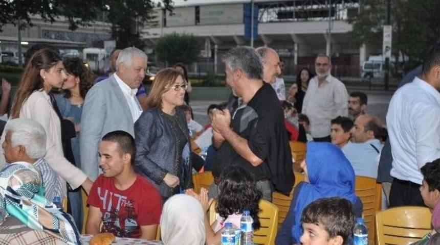 Bakan M&uuml;ezzinoğlu İftarını Yetimlerle A&ccedil;tı
