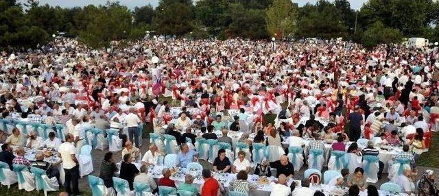 Cumhurbaşkanı Adayı Ekmeleddin İhsanoğlu Bursa'da 10 Bin Kişiyle İftarda Buluştu