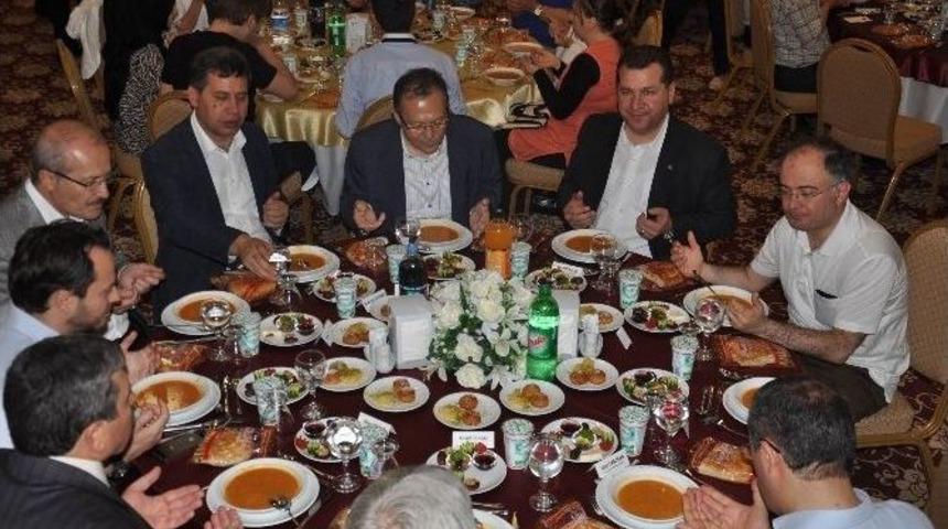 Balıkesir B&uuml;y&uuml;kşehir Belediyesi 'kardeşlik İftarı' D&uuml;zenledi