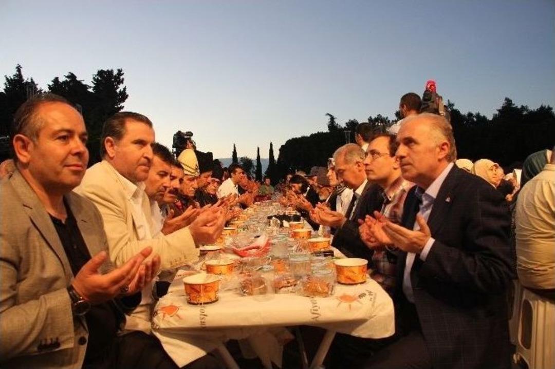 Şehitlikte Buğday &Ccedil;orbasıyla İftar