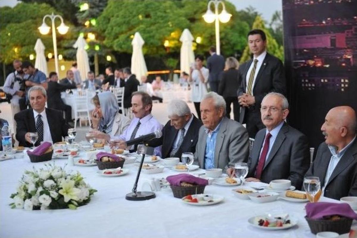 Chp Genel Başkanı Kılı&ccedil;daroğlu, İlahiyat&ccedil;ı Ve Gazetecilerle İftar Yaptı