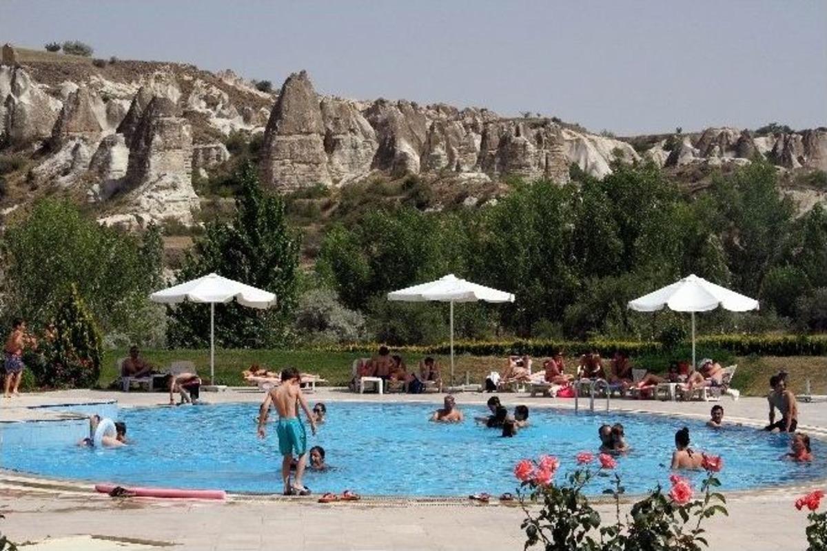 Kapadokya&rsquo;da Turistlerin Havuz Keyfi