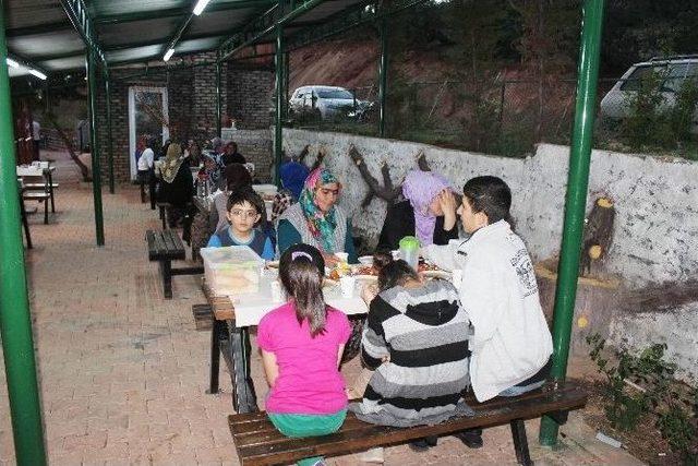 Derbent&rsquo;te Yetim &Ccedil;ocuklarına İftar 1