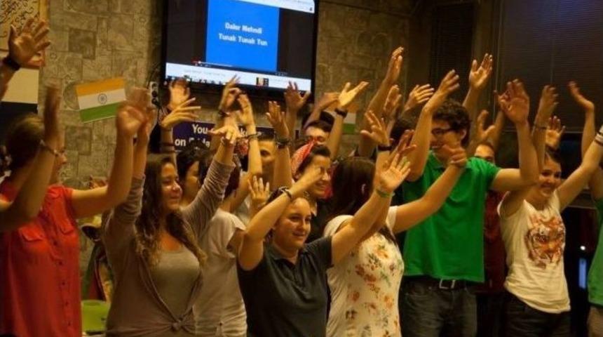 Speaking Cafe&rsquo;de Hint R&uuml;zgarı Esti