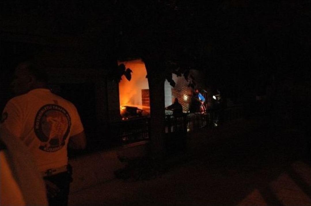 Kuşadası&rsquo;nda İş Hanında Yangın