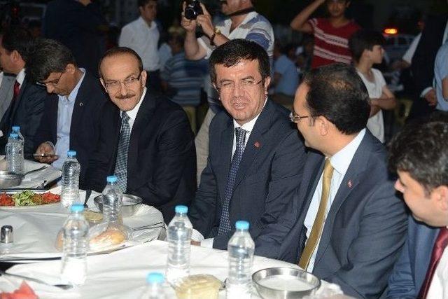 Bakan Zeybekci, Uşak’taki Kardeşlik İftarına Katıldı