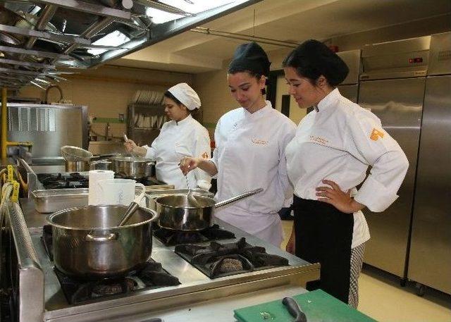 D&uuml;nya Lezzetlerine Yolculuk İzmir Ekonomi&rsquo;den 2