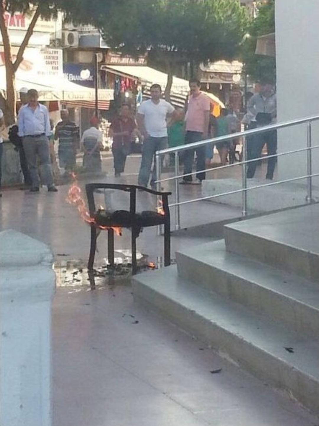 Kuşadası Belediyesi &Ouml;n&uuml;nde Kadın Esnaf Eylemi