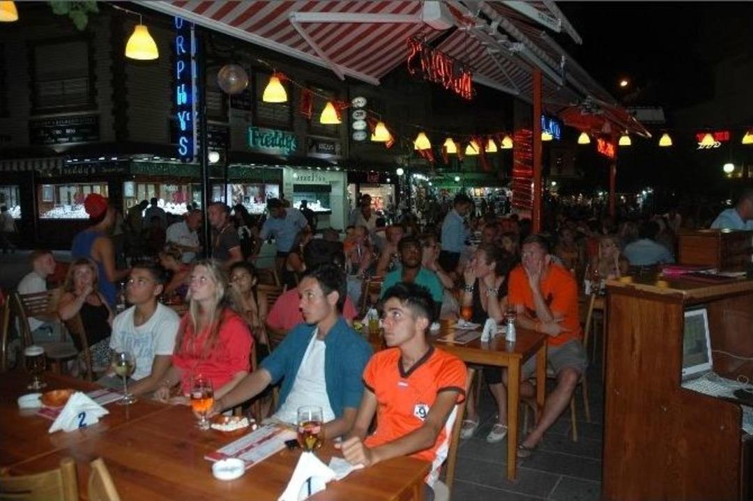 Hollandalı Turistlerin Buruk Sevinci