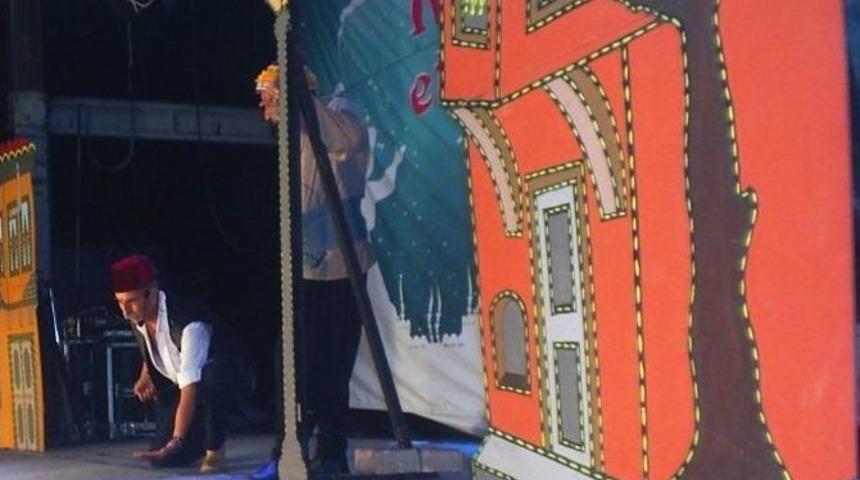 İki Direk Bi Şamata, Selendi'de Sahne Aldı