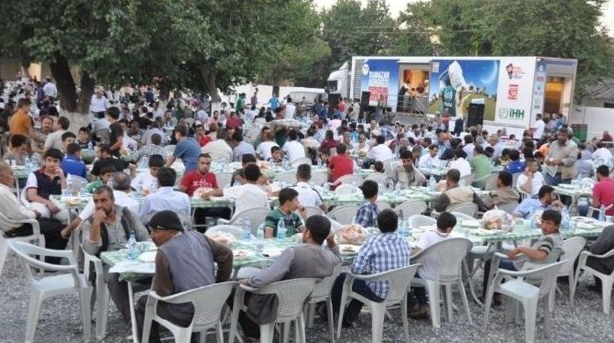 Tatvan&rsquo;da 2 Bin Kişiye İftar Yemeği