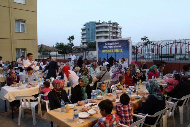 Başkan Hançerli, Iftarda Şefkat Evleri'nde Kalan Ailelerle Bir Arayageldi