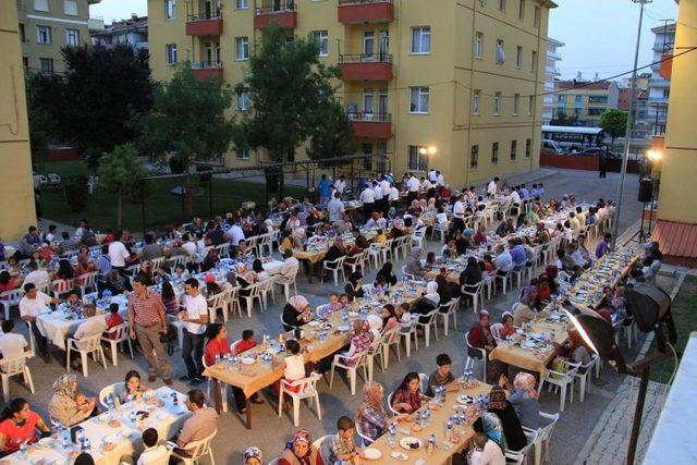 Başkan Hançerli, Iftarda Şefkat Evleri'nde Kalan Ailelerle Bir Arayageldi