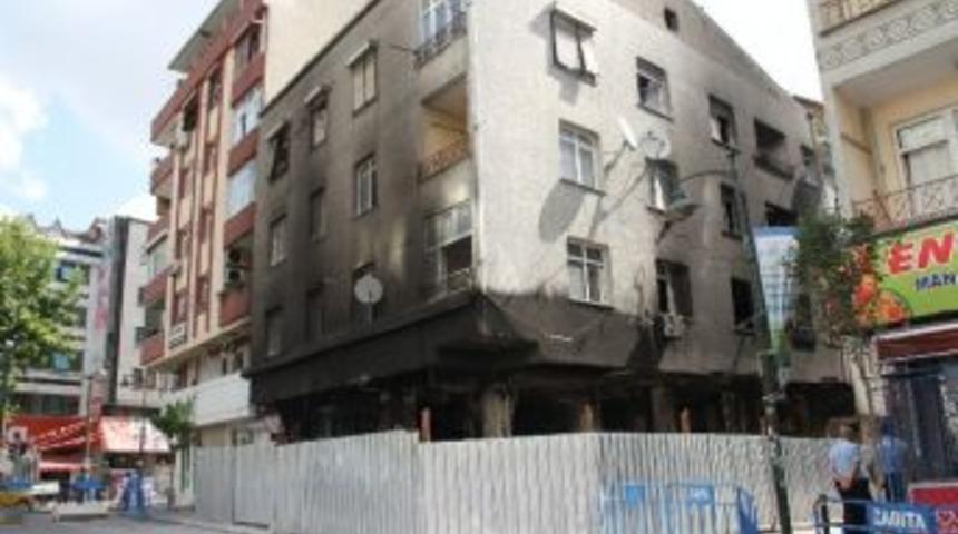 Savaş Alanına D&ouml;nen Sokakta Esnaf Yaralarını Sarıyor