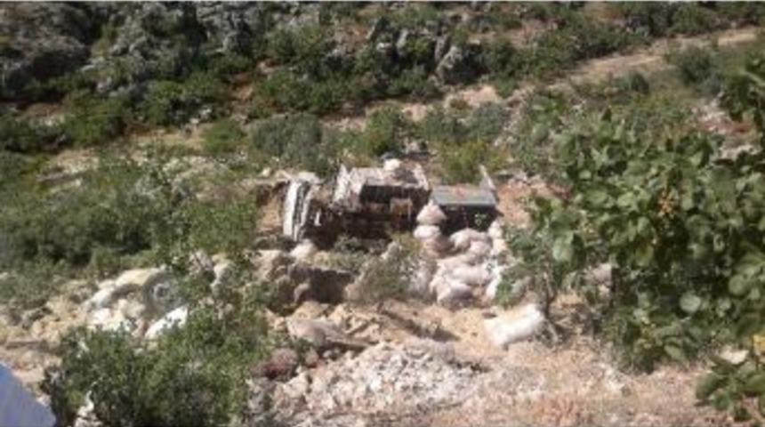 Besni&rsquo;de Saman Y&uuml;kl&uuml; Kamyon Devrildi: 1 Yaralı