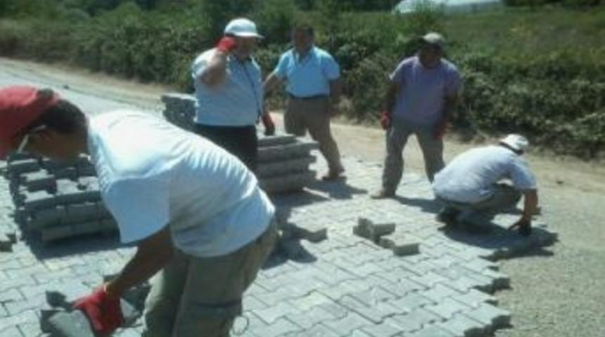 Belediye Başkanı Kendi Elleriyle Parke Taşı D&ouml;ş&uuml;yor