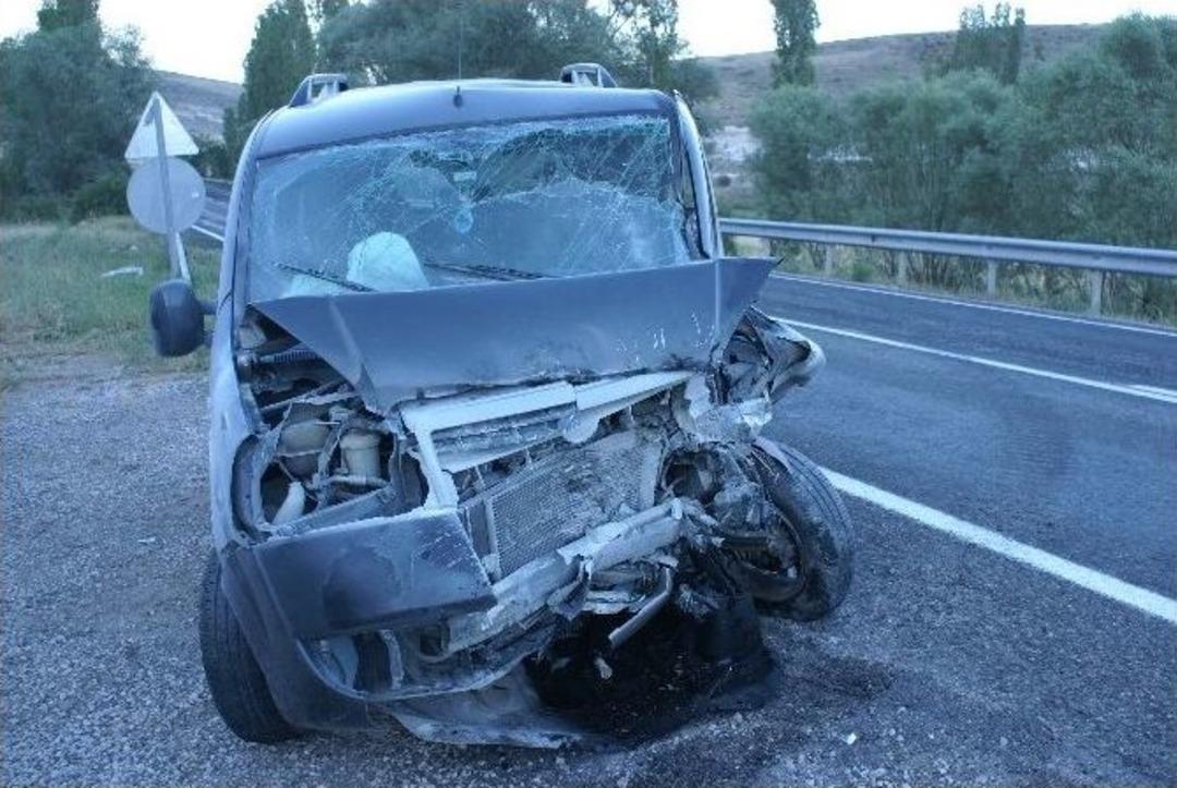 Kamyonetle Otomobil &Ccedil;arpıştı: 1 &Ouml;l&uuml;, 3 Yaralı