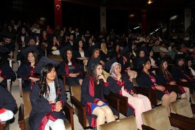 Çü Güzel Sanatlar Fakültesi’nde Mezuniyet Sevinci