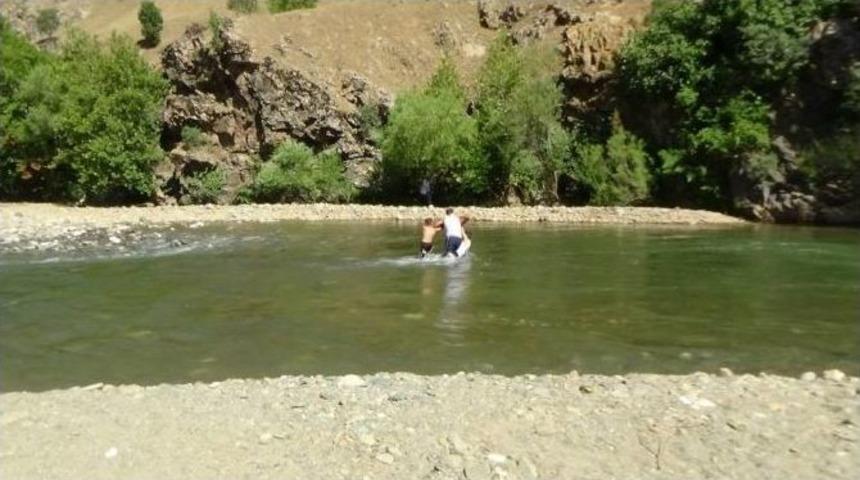 Sıcaktan Etkilenen Vatandaşlar Kulp &Ccedil;ayı'na Koştu