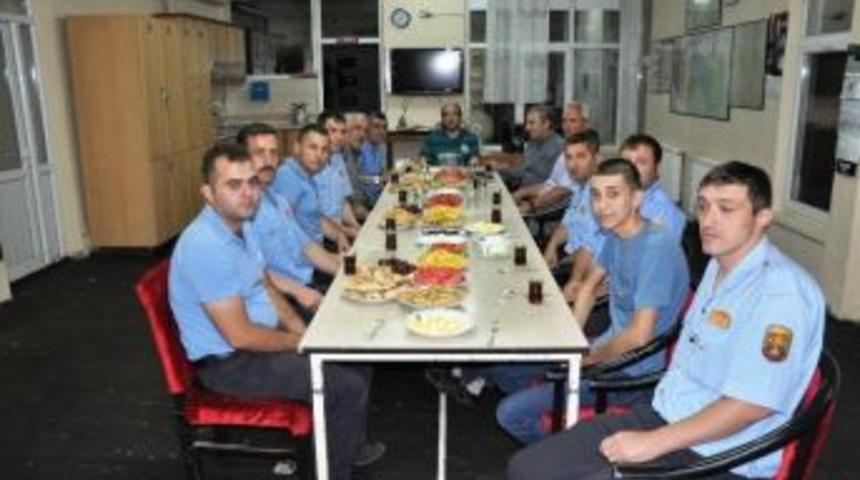 Sandıklı Belediye Başkanı &Ccedil;&ouml;l, Sahurda İtfaiyecilerle Buluştu