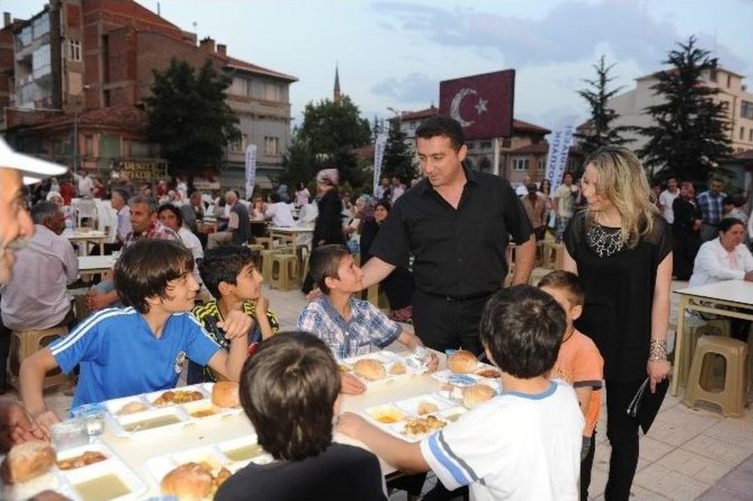 Yetimler, "d&uuml;nya Yetimler G&uuml;n&uuml;"nde İftar Sofrasında Buluştu