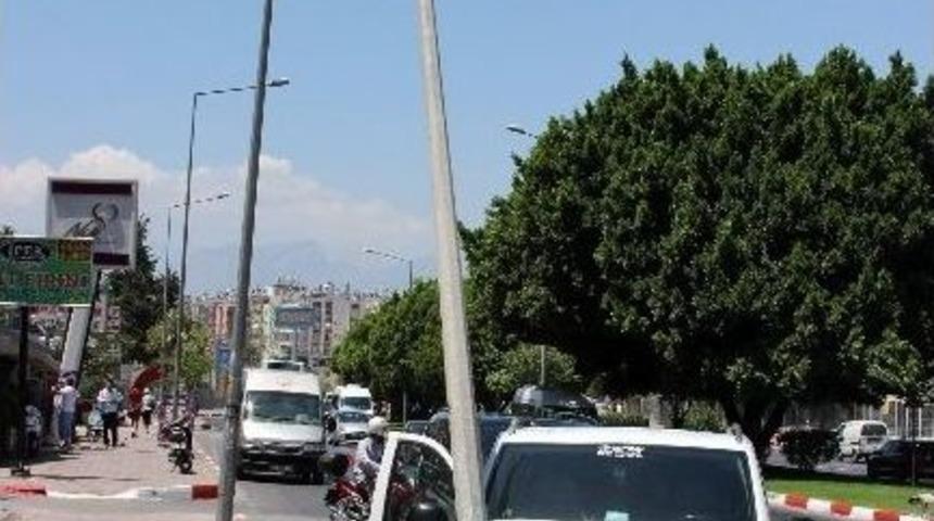&Ccedil;arparak S&ouml;kt&uuml;ğ&uuml; Elektrik Direğini 60 Metre S&uuml;r&uuml;kledi