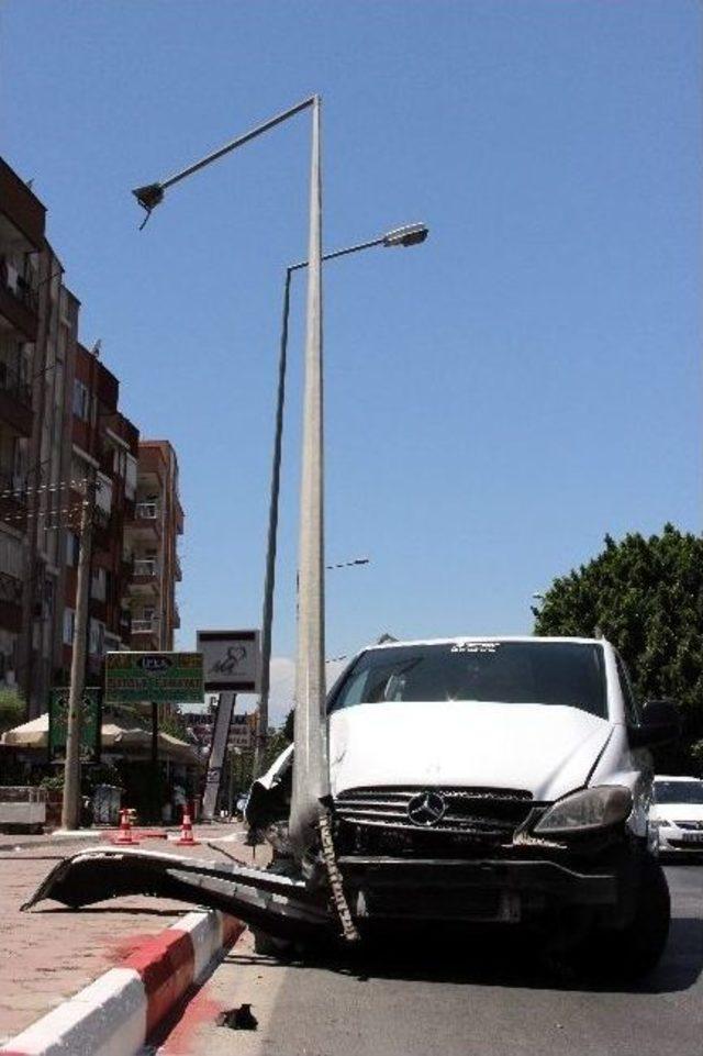 Çarparak Söktüğü Elektrik Direğini 60 Metre Sürükledi