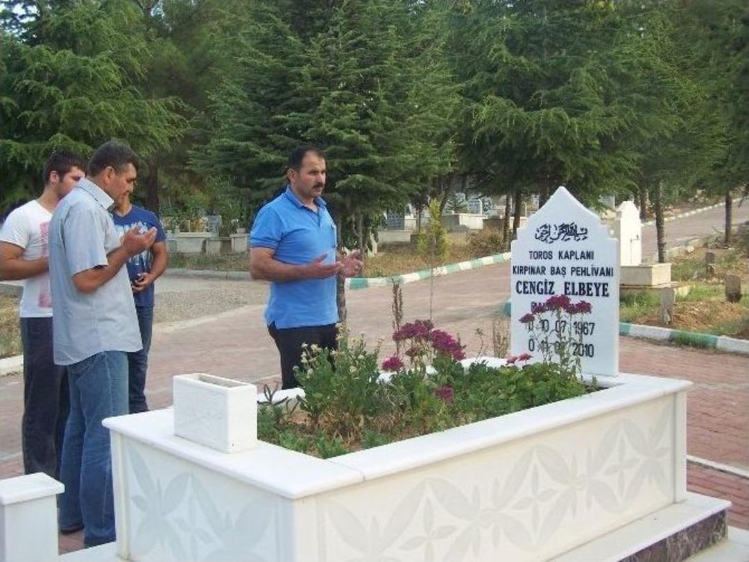 Merhum Başpehlivan Elbeye, Korkuteli&rsquo;deki Mezarı Başında Anıldı