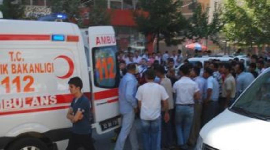 Batman&rsquo;da Bı&ccedil;aklı Kavga: 6 Yaralı